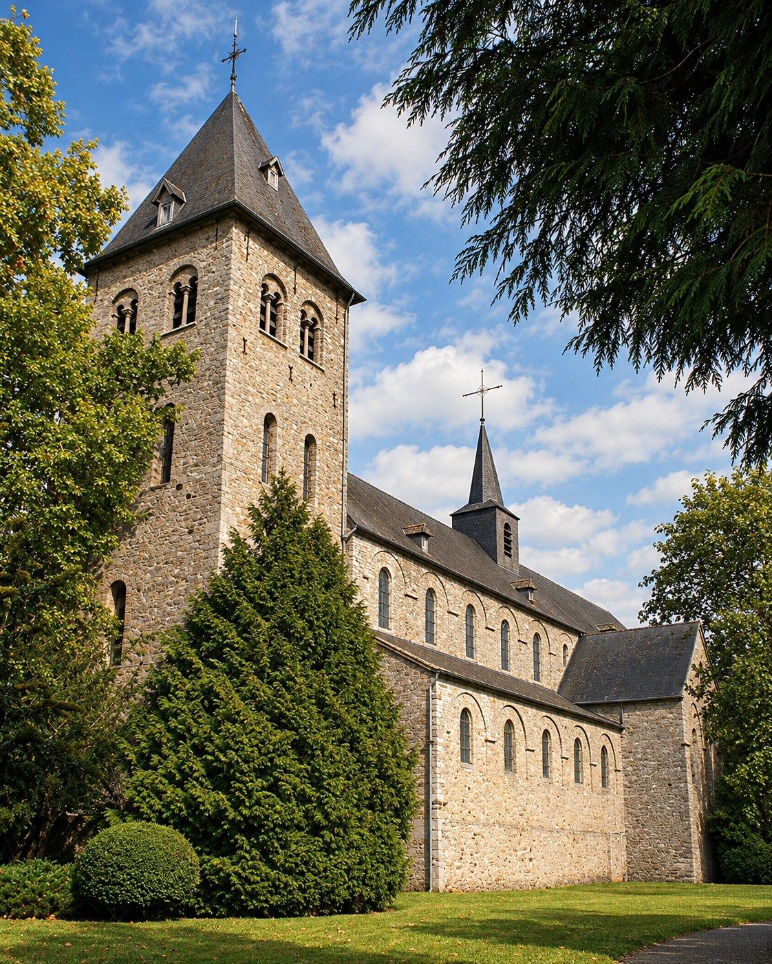 L'église abbatiale Saint-Pierre d'Hastière